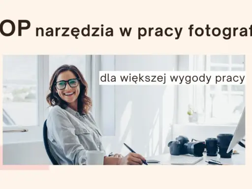 Uśmiechnięta fotografka przy biurku z aparatem i obiektywami. Odkryj najlepsze aplikacje dla fotografów, które ułatwią Ci pracę.