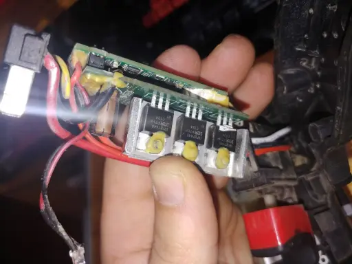 Naprawa wkrętarki Parkside: widok na płytkę drukowaną z trzema tranzystorami MOSFET i okablowaniem.