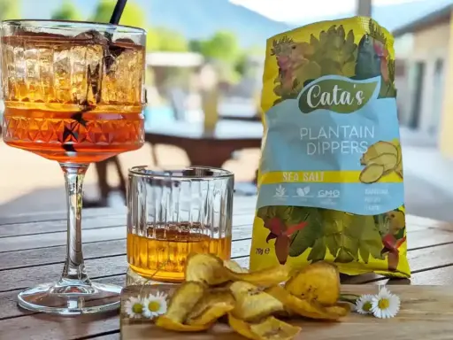 Ein Aperitif mit Plantain-Chips von Cata's. Perfekt, um den Abend einzuläuten.