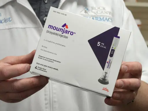 Farmaceuta pokazuje opakowanie Mounjaro, leku na otyłość. Zawiera cztery jednodawkowe peny do wstrzykiwań.