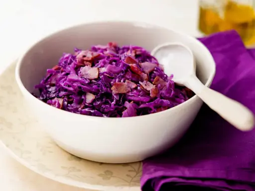 Repollo morado con tocino, ideal para recetas de repollo para niños. Un plato colorido y sabroso.