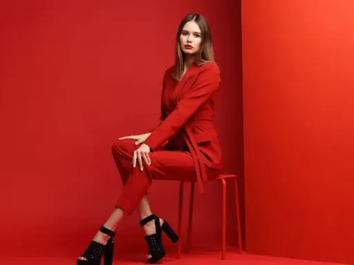 Buty do czerwonego kombinezonu: Przewodnik po stylizacjach na każdą okazję