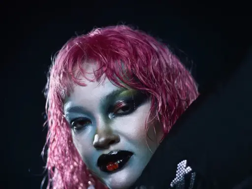 Daniela Rathana konsert: en artist med rosa hår och dramatisk sminkning, redo att leverera en oförglömlig show.
