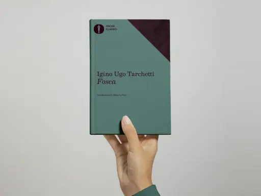 Mano che regge "Fosca" di Iginio Ugo Tarchetti, un classico Oscar.