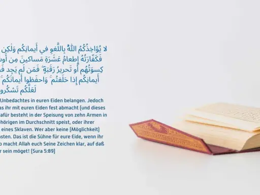 Ein aufgeschlagenes Buch mit arabischer Schrift und deutscher Übersetzung. Es beschreibt die Sühne für gebrochene Eide, einschließlich der Möglichkeit, krank zu fasten.