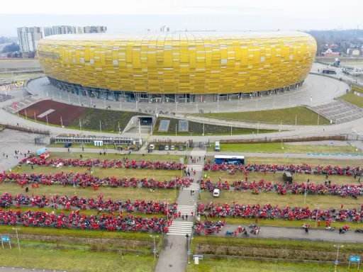 Tysiące motocyklistów w strojach Świętego Mikołaja zlotuje pod PGE Areną, jednym z największych stadionów w Polsce.
