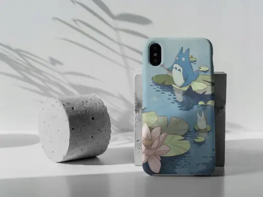 Urocze etui na Pixel 7 z Totoro łowiącym ryby na tle stawu z liliami wodnymi.