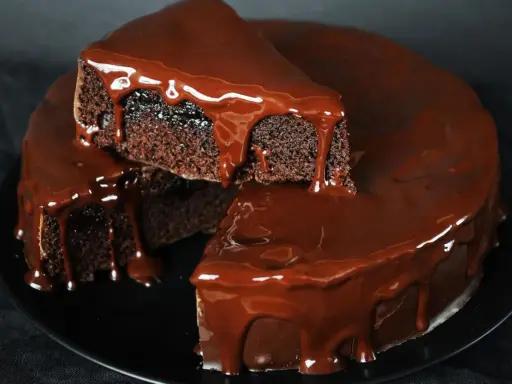 Ein saftiger Schokokuchen mit glänzender Schokoladenglasur, der Lust auf ein schokokuchen rezept einfach und schnell macht.