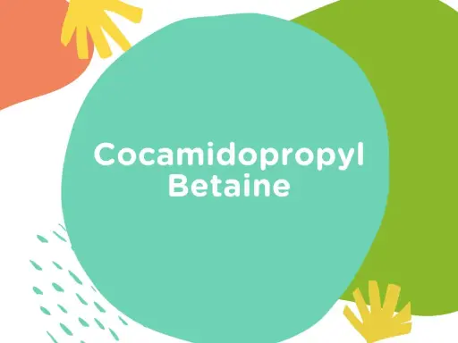 Kolorowe kształty na białym tle, z napisem "Cocamidopropyl Betaine". Składnik ten jest często używany w kosmetykach.