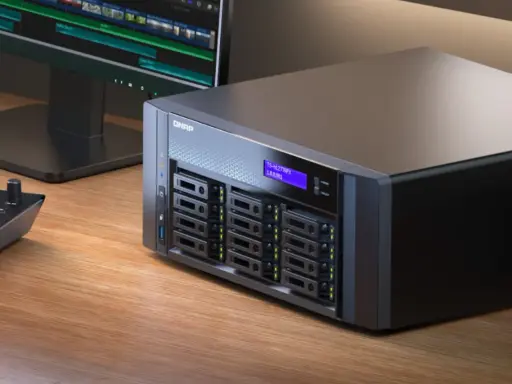 Un NAS server QNAP, prêt à stocker vos projets vidéo.