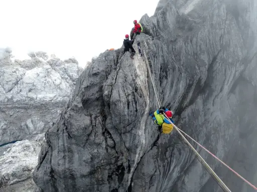Wspinaczka na piramidę Carstensza. Alpinizm w trudnych warunkach, zmagania z naturą na skalistym szczycie.