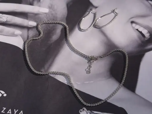 Collana e orecchini in argento, perfetti per capire come riconoscere l'oro bianco dall'argento.
