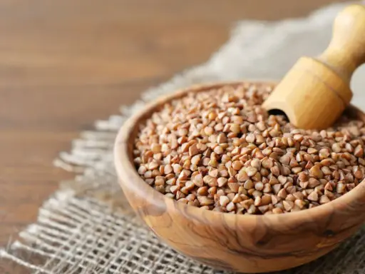 Schüssel mit Buchweizen, ideal für eine gesunde Ernährung bei Diabetes.