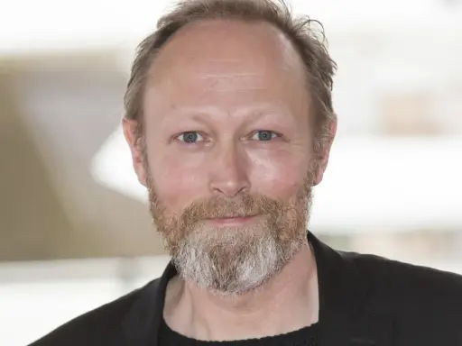 Porträtt av skådespelaren Lars Mikkelsen, känd från filmer och tv-program.
