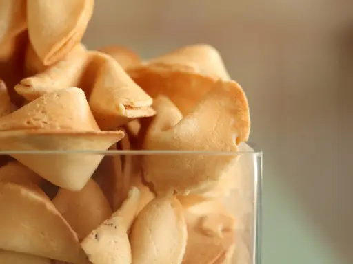 Ciastka z wróżbą: Prosty przepis krok po kroku na udaną zabawę!