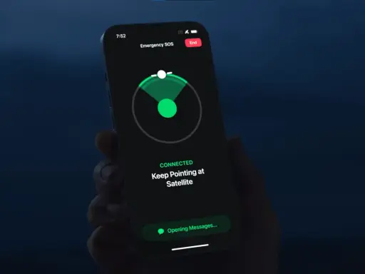 iPhone w trybie alarmowe sos, połączony z satelitą, gotowy do wysłania wiadomości.