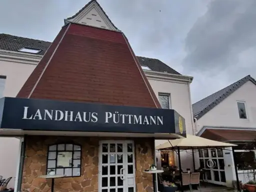 Landhaus Püttmann in Fröndenberg mit Schild und Steinfassade.