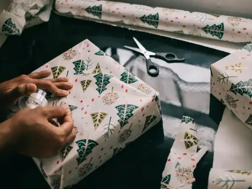 Jak pięknie zapakować prezent w papier? Sekrety profesjonalisty!