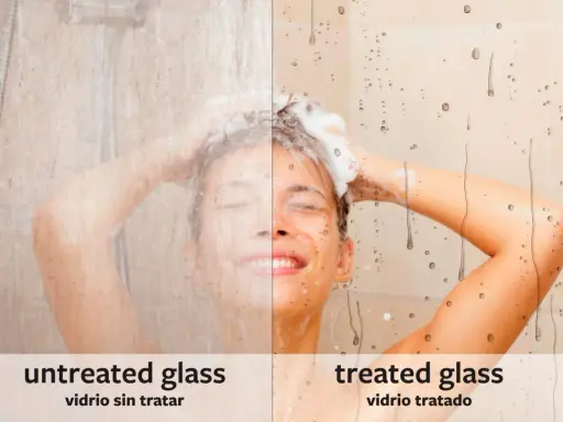 Mampara de ducha con vidrio tratado vs. sin tratar. El lado tratado muestra gotas de agua deslizándose, facilitando su limpieza.
