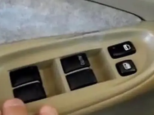 Panel de control de elevalunas del coche. Aprende como reparar interruptor de elevalunas para que funcionen perfectamente.