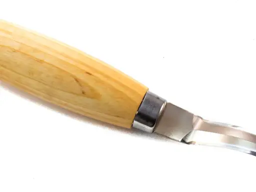 Ein scharfes Holzschnitzmesser mit hellem Holzgriff und gebogener Klinge, bereit für feine Holzarbeiten.