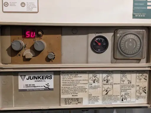 Caldera Junkers con display "50". Para que arranque, tengo que abrir dos grifos. Manómetros y selector de tiempo visibles.