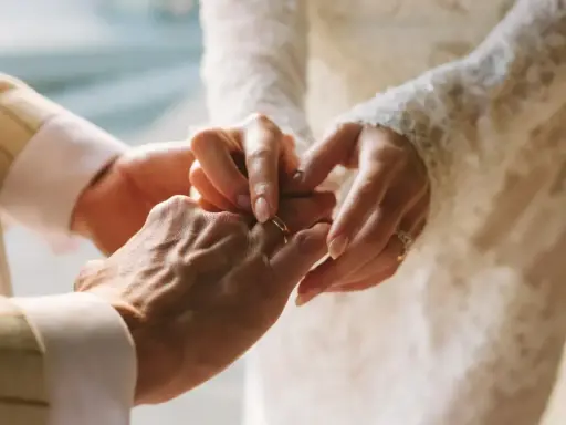 Para młoda wymienia obrączki. Czy można wziąć ślub kościelny bez cywilnego? To pytanie, na które odpowiedź zależy od wielu czynników.