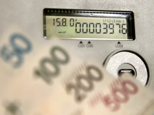 Liczniki energii i banknoty. Czy opłata OZE to kolejny koszt, który musimy ponieść?