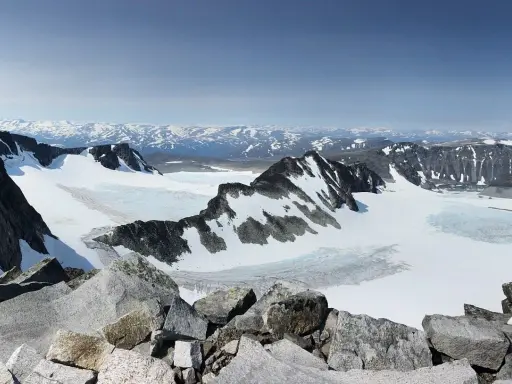 Vacker utsikt över glaciärer och snöklädda berg under en glittertind vandring.