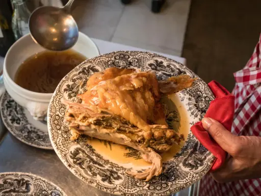 Un plato con jugoso cordero asado, listo para servir. Un ejemplo perfecto de deliciosas recetas de cordero.