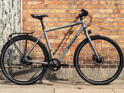 Graues Diamant 247 Deluxe Testrad vor Ziegelwand. Ein modernes Fahrrad für den täglichen Gebrauch.