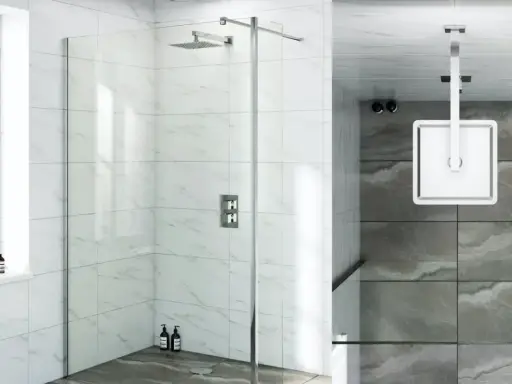 Box doccia moderno con pannelli in vetro e rivestimento in marmo. La doccia a soffitto e il soffione a parete sono in finitura cromata. L'altezza del rivestimento doccia è ben visibile.