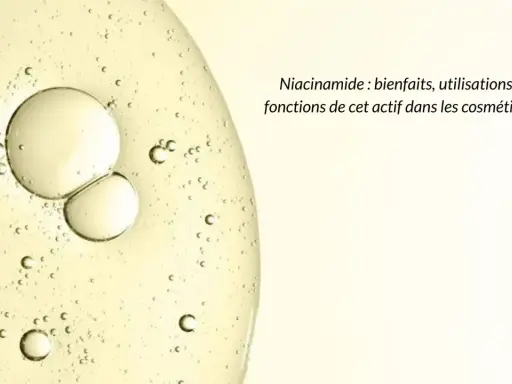 Gouttes dans un liquide clair, évoquant la pureté et les bienfaits de la niacinamide pour la peau.