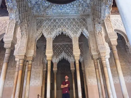 Mann vor kunstvoll verzierter Säulenhalle der Alhambra. Gute alhambra tickets kaufen erfahrungen sind Gold wert!