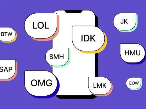 Telefon otoczony skrótami: BTW, LOL, SMH, OMG, IDK, JK, HMU, LMK, EOW. Bo to język internetu.