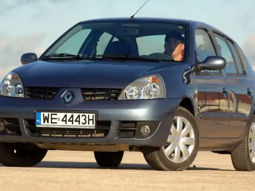 Ciemnogranatowy Renault Thalia 1.4 z kierowcą za kierownicą, zaparkowany na zewnątrz.