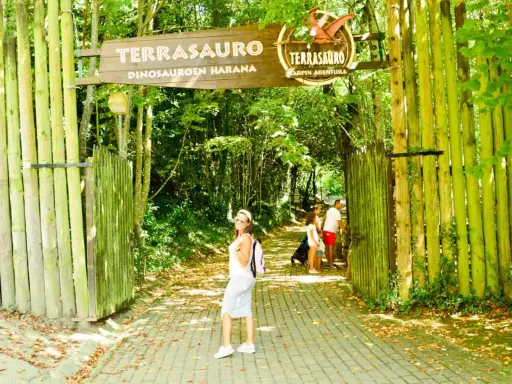 Una familia disfruta de un día en el **País Vasco con niños** en un parque temático de dinosaurios.