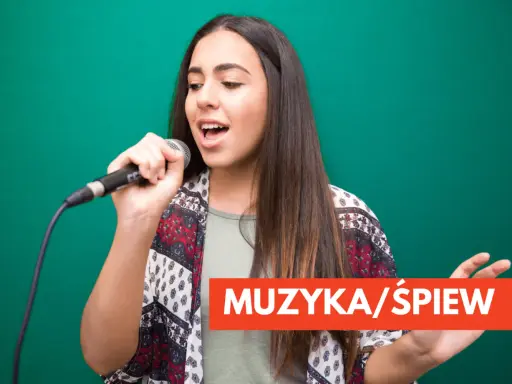 Młoda kobieta z mikrofonem w dłoni, wpatrzona w dal, z otwartymi ustami, jakby wykonywała śpiew operowy.