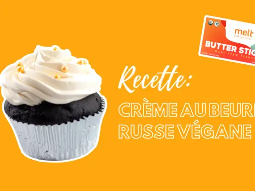 Un cupcake au chocolat avec une crème au beurre russe végétalienne onctueuse, décoré de perles dorées. La recette utilise du beurre végétal Melt Organic.