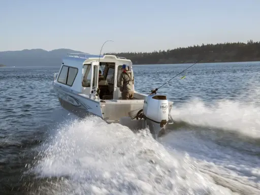 Bateau de pêche en mer avec moteur hors-bord Honda 150 CV 4 temps, offrant une navigation fluide.
