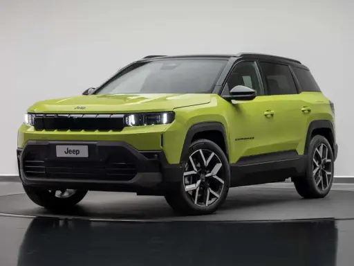Nowy Jeep Compass 2025 w jaskrawej zieleni, z czarnym dachem i stylowymi felgami, gotowy na przygodę.