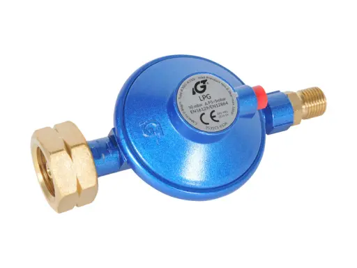 Regulador de gas azul con etiqueta que indica 50 mbar, útil para entender la diferencia entre regulador de gas de 30 o 50 mbar.