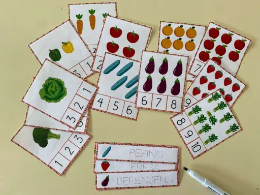 Fichas huerto infantil para aprender números y nombres de frutas y verduras. Incluyen zanahorias, pimientos, tomates, pepinos, berenjenas, manzanas, fresas, brócoli, lechuga y apio.