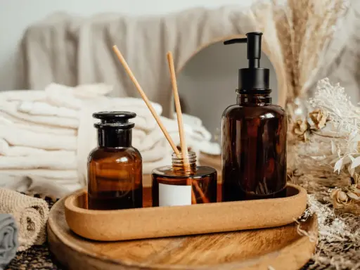 Ambiance zen avec diffuseur et flacons ambrés. Découvrez comment parfumer sa maison pour longtemps avec ces essentiels.