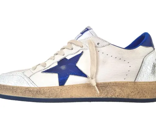 Białe sneakersy z niebieską gwiazdką, znane jako buty z gwiazdką, mają przetarty wygląd i niebieskie detale.