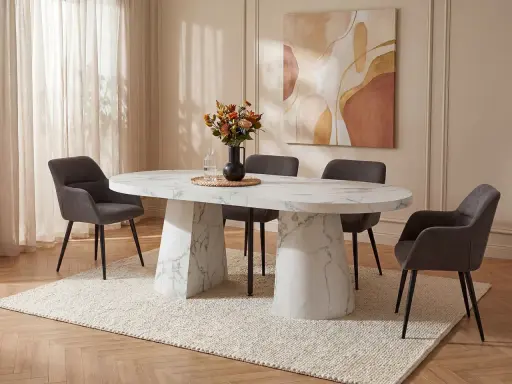 Ett elegant, marmorerat, långt matbord för 12 personer med mörka stolar och en vacker vas med blommor.