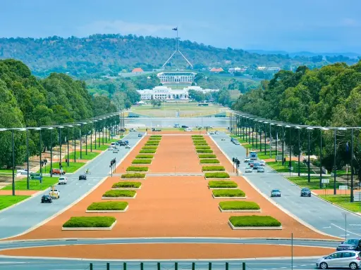 Droga prowadzi do Parlamentu Australii, serca stolicy Australii. Otoczona drzewami i nowoczesną architekturą, tworzy imponujący widok.