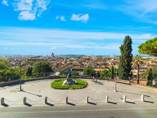 Vista panoramica di Roma, con cupole e tetti. Un luogo ideale tra i posti da visitare a Roma gratis per godersi il panorama.