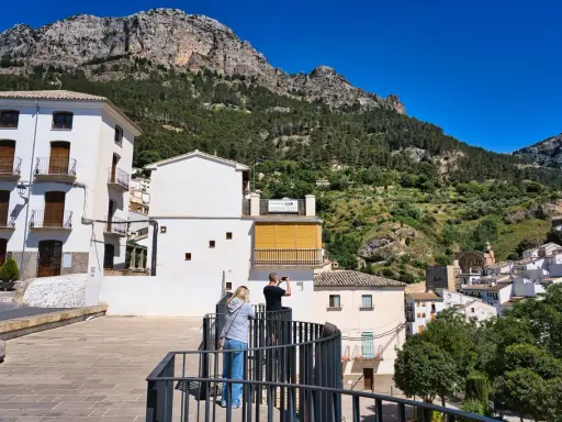 Pareja admira la vista de pueblos bonitos de Jaén, con casas blancas y montañas verdes.