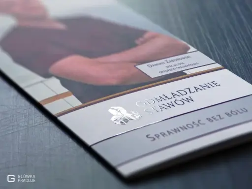 Ulotka z Damiana Zaborowskim, specjalistą ortopedii, reklamuje "Odmładzanie Stawów". Folia soft skin nadaje jej elegancki wygląd.
